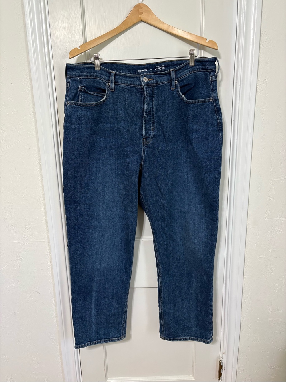 Old Navy Extra High Rise Curvy Sky-Hi Straight Jeans with Slim Pockets 18